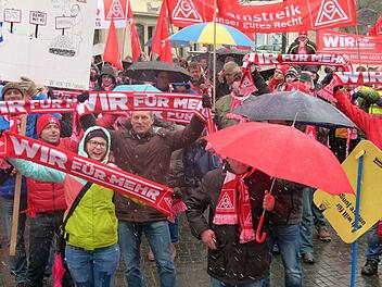 Trotz Schneeregens und Kälte waren Beschäftigte der Metallindustrie auf den Albertsplatz gekommen, um deutlich zu machen, dass es ihnen ernst ist mit ihren Forderungen.  Foto: Lothar Weidner