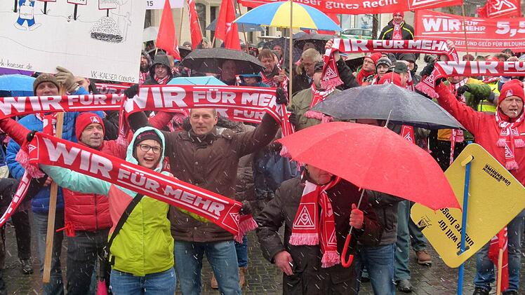 Trotz Schneeregens und Kälte waren Beschäftigte der Metallindustrie auf den Albertsplatz gekommen, um deutlich zu machen, dass es ihnen ernst ist mit ihren Forderungen.  Foto: Lothar Weidner