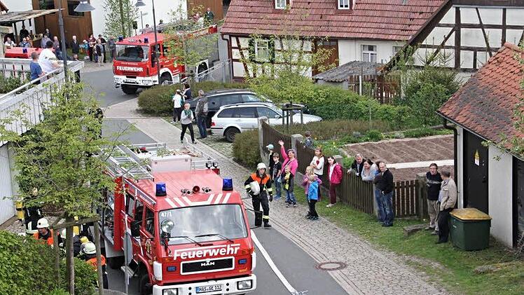 Das erste Einsatzfahrzeug der Feuerwehr Gereuth trifft am Übungsojekt in Gleusdorf ein.  Foto: Helmut Will