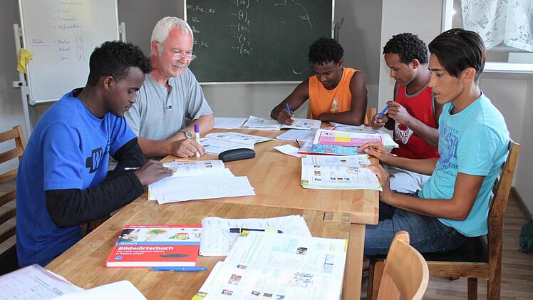 Lehrer Michael Berthold kommt täglich zum Deutschunterricht ins Haus. Im September wird für alle Jugendlichen regulärer Unterricht an einer Schule bzw. Berufsschule beginnen.  Foto: R. Popp