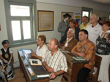 Das Lernen hört nie auf: Besucher in der alten Schulstube. Foto: Stefan Geiger/Archiv