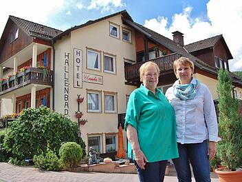 Gisela Ullmann (links) betreibt das Hotel Ursula in Bad Brückenau inzwischen mit ihrer Tochter Ursula Rüttiger. Foto: Sigismund von Dobschütz