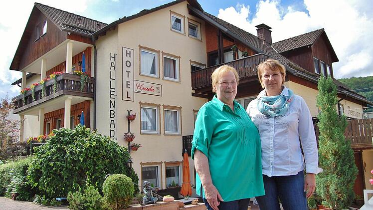 Gisela Ullmann (links) betreibt das Hotel Ursula in Bad Brückenau inzwischen mit ihrer Tochter Ursula Rüttiger. Foto: Sigismund von Dobschütz