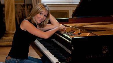 Annika Treutler eröffnet am Donnerstag, 6. Oktober, im Rossini-Saal den viertägigen KlavierOlymp 2016 und besucht auch die Musikschüler des Jack-Steinberger-Gymnasiums. Foto: Monika Lawrenz