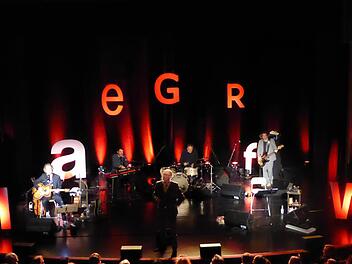 Der Club der toten Dicher mit (von links) Reinhardt Repke (Gitarre), Andreas Sperling (Keyboards), Tim Lorenz (Schlagzeug) und Markus Runzheimer (Bass). In der Mitte Peter Lohmeyer. Foto: Ahnert.