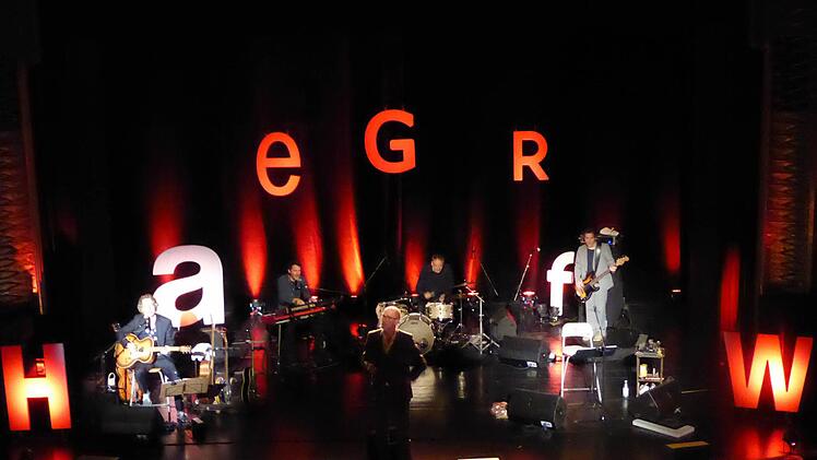 Der Club der toten Dicher mit (von links) Reinhardt Repke (Gitarre), Andreas Sperling (Keyboards), Tim Lorenz (Schlagzeug) und Markus Runzheimer (Bass). In der Mitte Peter Lohmeyer. Foto: Ahnert.