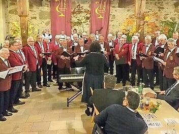 Stimmgewaltig präsentierten sich die Männergesangvereine. Fotos: Hermann Hahn