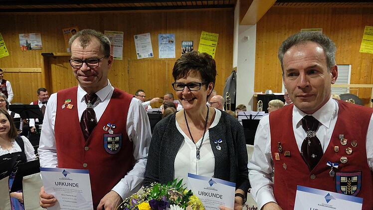 Thomas Reuter, Barbara Reuter und Klaus Löser wurden wegen besonderer BBMV-Verdienste und wegen 30-jähriger Vorstands-Tätigkeit im Musikverein geehrt. Gerd Schaar