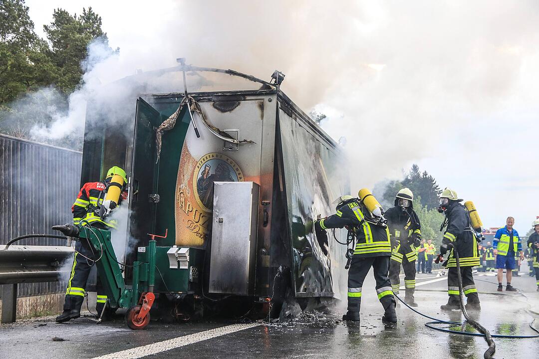 Bierausschank brennt auf A70 aus