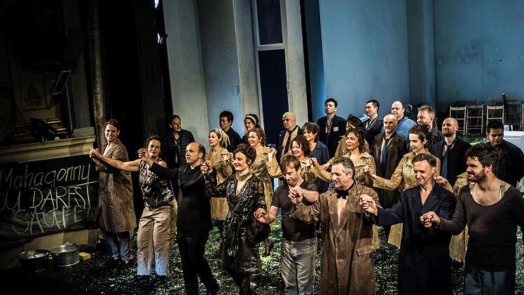 Mit ausdauerndem Applaus feierte das Publikum im Landestheater Coburg die Premiere der Oper "Aufstieg und Fall der Stadt Mahagonny". Foto: Jochen Berger