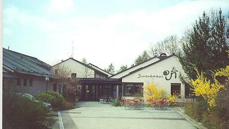 Seit 42 Jahren ist das bisherige Jugendhaus in Neukirchen ein fester Bestandteil in der Kommune. Der Gemeinderat Lautertal hofft auf den Zuschlag für den Standort Neukirchen zum Bau einer neuen Jugendbildungsstätte durch die evangelisch-lutherische Kirche in Oberfranken und sichert auch hier künftig seine volle Unterstützung zu.