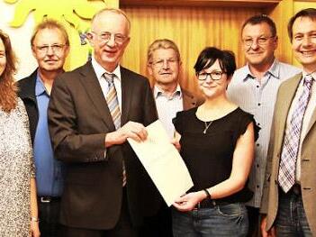 25 Jahre arbeitet Simone Geyer (Vierte von rechts) im katholischen Kindergarten Stadtsteinach. Zum Dienstjubiläum gratulierten (von links) Pastoralreferent Klaus Oberkofler, stellvertretende Kindergarten-Leiterin Sabine Sembach, Pfarrgemeinderatsvorsitzender Günther Kotschenreuther, Dekan Hans Roppelt, Kirchenpfleger Klaus Geier sowie (von rechts) Pfarrer Sebastian Masella, Bürgermeister Roland Wolfrum und Kindergartenbeauftragter Rainer Spindler. Foto: Klaus Klaschka