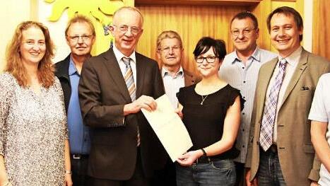 25 Jahre arbeitet Simone Geyer (Vierte von rechts) im katholischen Kindergarten Stadtsteinach. Zum Dienstjubiläum gratulierten (von links) Pastoralreferent Klaus Oberkofler, stellvertretende Kindergarten-Leiterin Sabine Sembach, Pfarrgemeinderatsvorsitzender Günther Kotschenreuther, Dekan Hans Roppelt, Kirchenpfleger Klaus Geier sowie (von rechts) Pfarrer Sebastian Masella, Bürgermeister Roland Wolfrum und Kindergartenbeauftragter Rainer Spindler. Foto: Klaus Klaschka