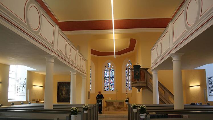 Überraschend frisch und modern präsentiert sich die Johanneskirche in Gemünda. Bei der seit 2018 erfolgten Sanierung wurden Chorraum und Altar "entrümpelt". Mensa, Ambo und Taufbecken bekamen eine dicke Glasplatte. Ein Lichtband begleitet die Gemeinde vom Hauptportal zum Tisch des Herrn. Pfarrer Andreas Neeb freut sich über die gelungene Maßnahme. Und auf den Festgottesdienst am kommenden Sonntag (21. Juli) um 10 Uhr, mit dem das Schmuckstück wieder eingeweiht wird.  Foto: Bettina Knauth