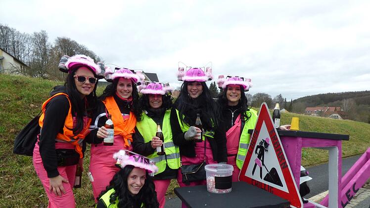 Die Mädelsgruppe "VIP" aus Pottenstein nahm ebenfalls den schleppenden  Breitbandausbau durch die Firma LEC (Luder Erbarn Chilly) auf die Schippe. Foto: Thomas Weichert