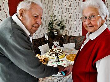 Johann und Marie Glas schneiden gemeinsam die Torte zur Gnadenhochzeit an.  Foto: Roland Meister