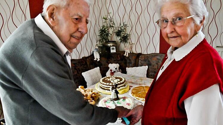 Johann und Marie Glas schneiden gemeinsam die Torte zur Gnadenhochzeit an.  Foto: Roland Meister