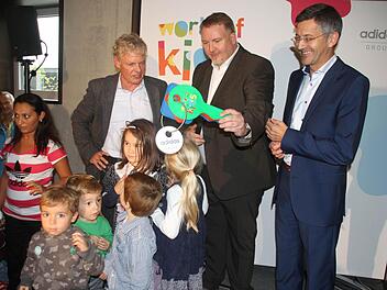 Die Kinder waren von der Schlüsselübergabe begeistert. Herbert Hainer (rechts) auch.