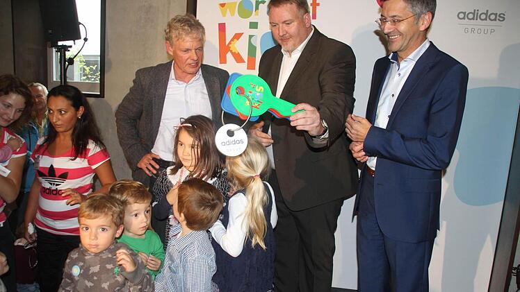 Die Kinder waren von der Schlüsselübergabe begeistert. Herbert Hainer (rechts) auch.