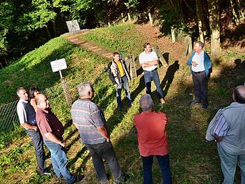 Wer Entscheidungen fällt, sollte auch einen Überblick haben. Deshalb lud die Vorsitzende des Wasserzweckverbandes Veitensteingruppe, Breitbrunns Bürgermeisterin Gertrud Bühl, alle neu gewählten Verbandsräte zu einer Besichtigungs-Tour ein.  Foto: Sabine Weinbeer