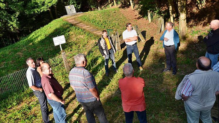Wer Entscheidungen fällt, sollte auch einen Überblick haben. Deshalb lud die Vorsitzende des Wasserzweckverbandes Veitensteingruppe, Breitbrunns Bürgermeisterin Gertrud Bühl, alle neu gewählten Verbandsräte zu einer Besichtigungs-Tour ein.  Foto: Sabine Weinbeer