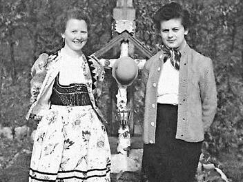 Das erste Kriegerdenkmal auf dem Friedhof (Bild aus den 50-er Jahren), links Babette Kroder, rechts Emma Weiß Foto: privat