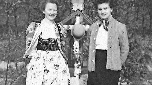Das erste Kriegerdenkmal auf dem Friedhof (Bild aus den 50-er Jahren), links Babette Kroder, rechts Emma Weiß Foto: privat