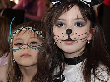 Die Schwestern Mia und Jana feiern den Fasching in Kasendorf mit künstlerisch bemalten Gesichtern und ausgefeilten Verkleidungen als Katze und Indianerin. Foto: Katharina Müller-Sanke