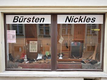 Am Zinkenwörth fertigte Bürstenmachermeister Nickles ab 1907 alles, was das Herz der schrubbenden und bohnernden Hausfrau begehrte.  Foto: Ronald Rinklef