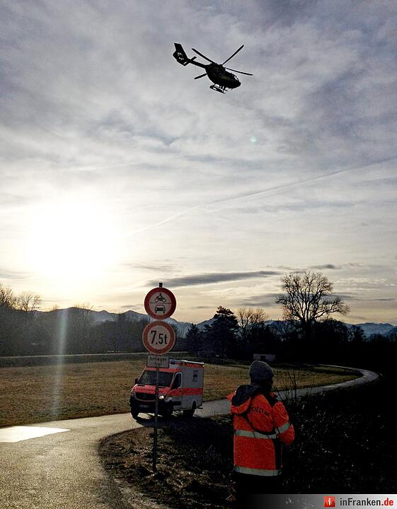 Ein Rettungshubschrauber fliegt am 09.02.2016 zur Unfallstelle eines Zugunglücks in der Nähe von Bad Aibling. Bei einem Zugunglück sind am Dienstagmorgen mehrere Menschen verletzt worden. Ob es Tote gab, war nach Angaben der Polizei zunächst unbekannt. An dem Unfall waren zwei Züge beteiligt