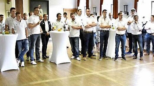 Besonders erfolgreiche Mannschaften aus dem Bereich des Sports ehrte B&uuml;rgermeister Claus Bittenbr&uuml;nn (rechts) beim Empfang.  Foto: Gerold Snater