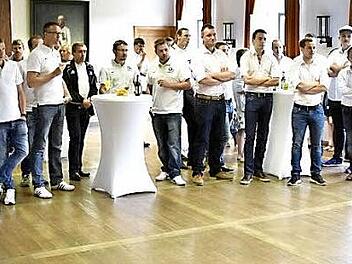 Besonders erfolgreiche Mannschaften aus dem Bereich des Sports ehrte Bürgermeister Claus Bittenbrünn (rechts) beim Empfang.  Foto: Gerold Snater