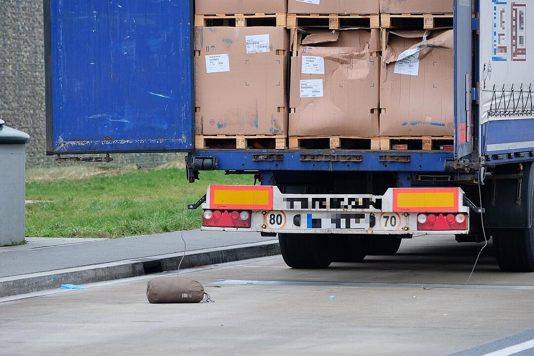 Auf der A6 im Kreis Ansbach sind sechs Flüchtlinge in einem Lkw entdeckt worden. Die Männer hatten möglicherweise mehrere Tage kein Essen oder Trinken.