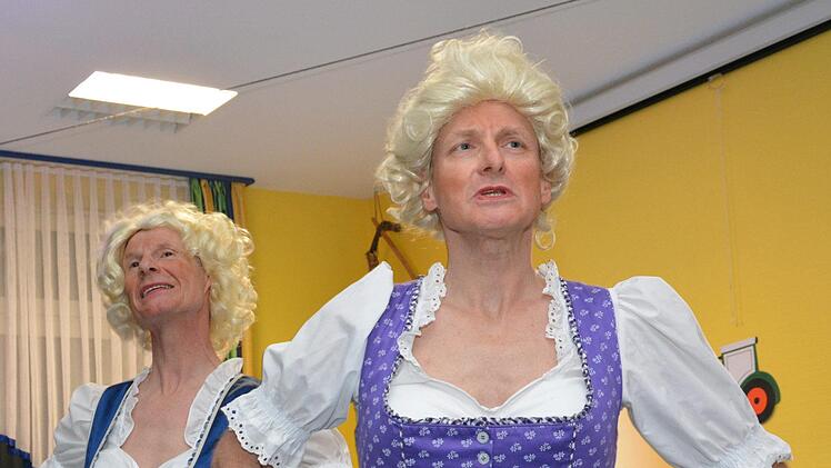 Roland Bötsch (links) und Jürgen Meder waren als Maria und Margot Hellwig ein echter Hingucker. Foto: Björn Hein