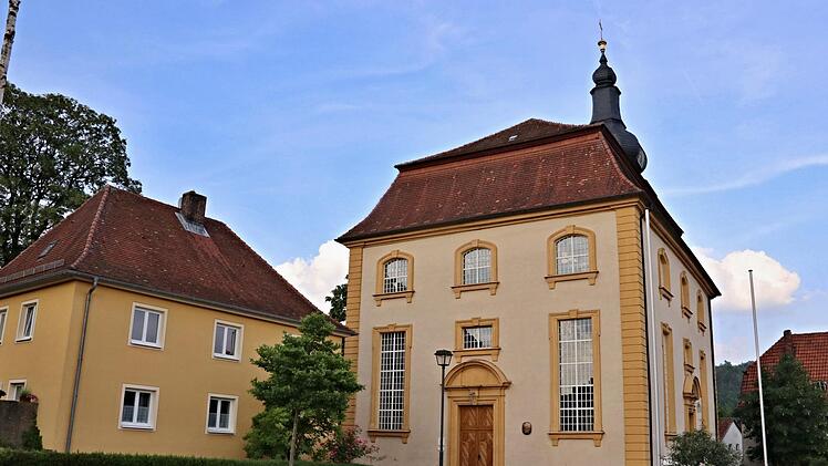 Markant ist die evangelische Kirche mit Pfarrhaus in der Ortsmitte der Marktgemeinde Maroldsweisach.Helmut Will