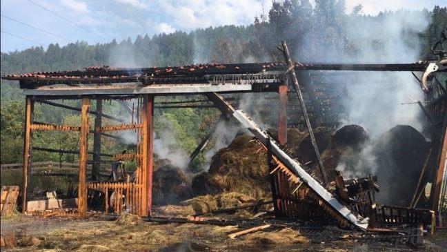 Die Feuerwehren hatten alle Hände voll zu tun, um den Scheunenbrand in Höfles in den Griff zu bekommen. Die Heuballen mussten abtransportiert werden und drohten, immer wieder neu zu entflammen. Foto: Feuerwehr Kronach/Martin Panzer