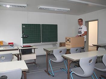 Der Unterschied ist kaum spürbar: Peter Karl vom städtischen Baubüro steht in einem der Klassenräume, die in einem Containertrakt eingerichtet worden sind. Foto: Ulrike Müller