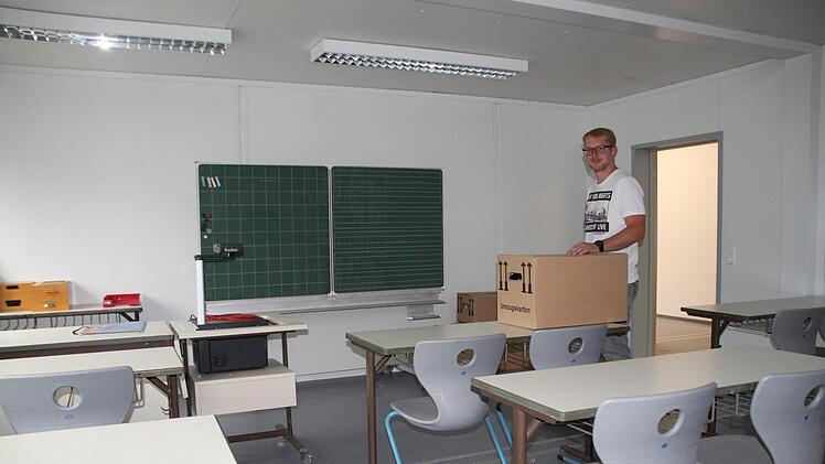 Der Unterschied ist kaum spürbar: Peter Karl vom städtischen Baubüro steht in einem der Klassenräume, die in einem Containertrakt eingerichtet worden sind. Foto: Ulrike Müller