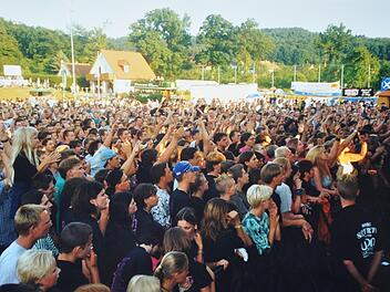 Statt der erwarteten 2000 Besucher kamen 1996 gleich 4000 zur DJK Weingarts, um J.B.O. live zu erleben. Repro: Leo Hühnlein
