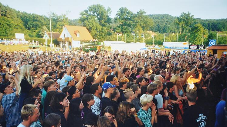 Statt der erwarteten 2000 Besucher kamen 1996 gleich 4000 zur DJK Weingarts, um J.B.O. live zu erleben. Repro: Leo Hühnlein
