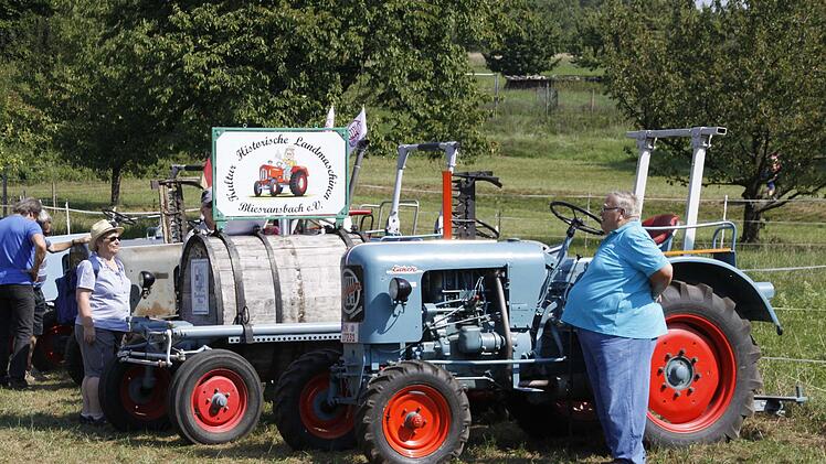 Eicher-Lastenträger mit Sonderanfertigung eines Bierfasses Foto: Reinhard Löwisch