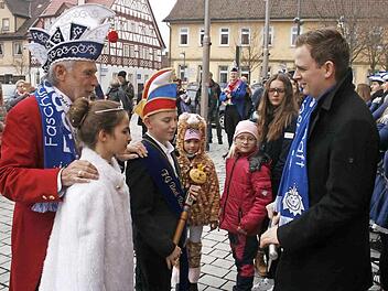 Das war's dann: Die amtierenden Bürgermeister, Rolf Rosenbauer in Untersiemau (oberes Bild, rechts) und Tobias Ehrlicher in Bad Rodach (unteres Bild, rechts) haben am Samstag die Herrschaft in den Rathäusern den örtlichen Faschingsvereinigungen übergeben. Fotos: Michael Stelzner/Martin Rebhan.
