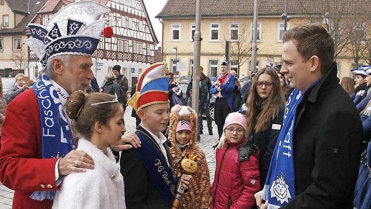 Das war's dann: Die amtierenden Bürgermeister, Rolf Rosenbauer in Untersiemau (oberes Bild, rechts) und Tobias Ehrlicher in Bad Rodach (unteres Bild, rechts) haben am Samstag die Herrschaft in den Rathäusern den örtlichen Faschingsvereinigungen übergeben. Fotos: Michael Stelzner/Martin Rebhan.