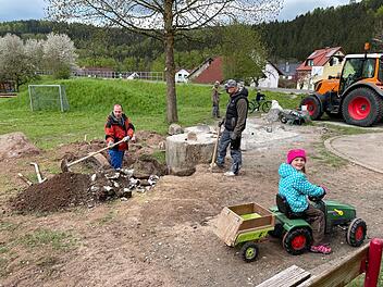 Mit großem ehrenamtlichen Einsatz haben die Oberbacher einen neuen Spielplatz gebaut. Da kamen  Fuhrwerke von klein bis groß zum Einsatz. Foto: Gerd Kleinhenz