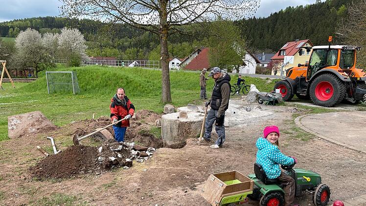Mit großem ehrenamtlichen Einsatz haben die Oberbacher einen neuen Spielplatz gebaut. Da kamen  Fuhrwerke von klein bis groß zum Einsatz. Foto: Gerd Kleinhenz