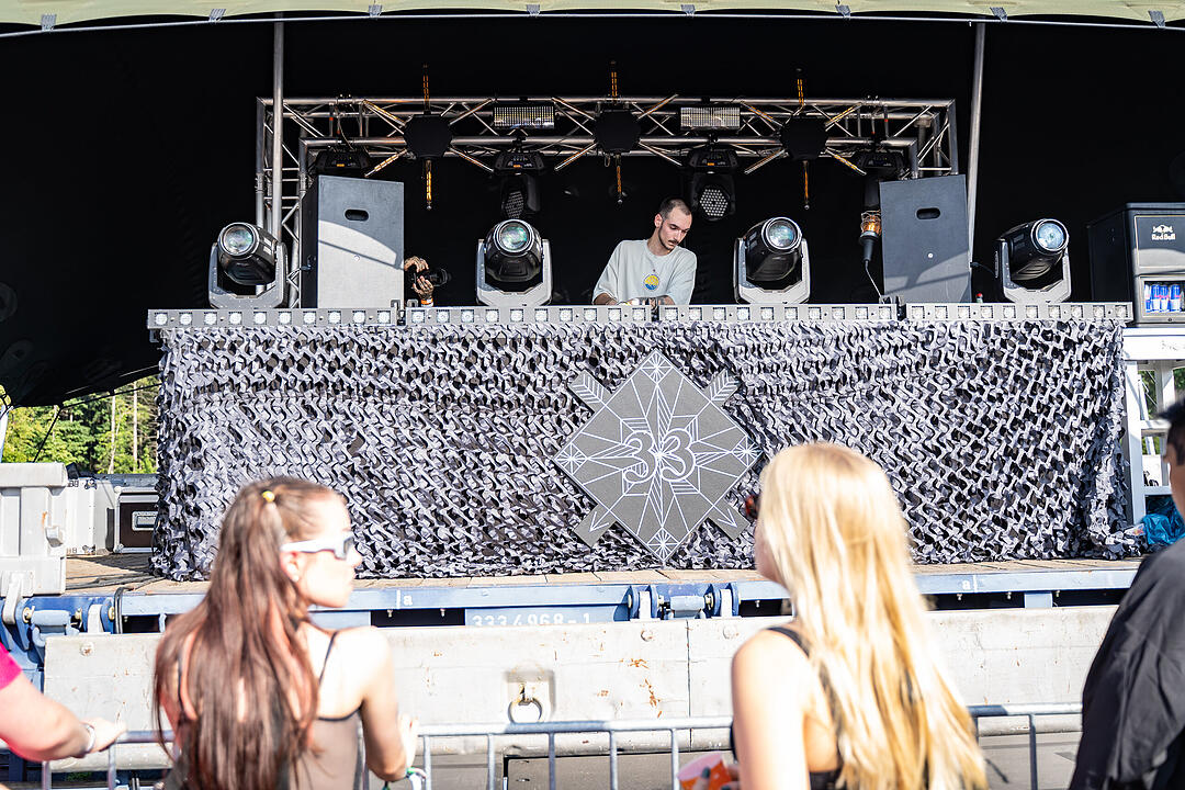 Techno-Musik direkt am Hafenbecken zwischen Kränen und Containern!