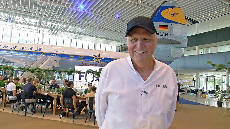 Der markante Schn&auml;uzer fiel zwischenzeitlich der Chemotherapie zum Opfer: Johann Lafer im Hangar One in der der HR-Sendung "Mittendrin Flughafen Frankfurt" (abrufbar in der Mediathek).