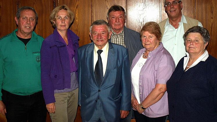 Der neue Vorstand des Hallenbadvereins in Zeil (von links): Schriftführer Wolfgang Ortloff, Vorsitzende Petra Hohenberger, Ehrenvorsitzender Heiner Schneier, Beirat Erich Geßner, Schatzmeisterin Marga Veit, die Beiräte Martin Schulze-Röbbecke und Margarete Stahl.  Foto: wo