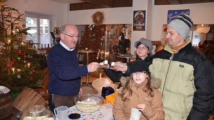 Braumeister Heinz Krause (links) ließ die Besucher des Weihnachtsmarkts in Weißenbrunn testen. Das stärkste Bier der Welt gibt es nur in Likörgläsern - und mit Sahnehäubchen.