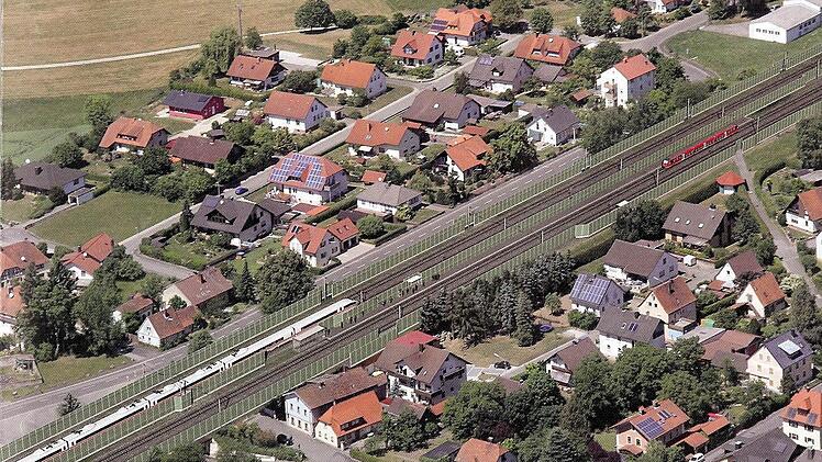 Durch Ebensfeld führen künftig zwei zusätzliche Gleise, die Bahnkörper werden durch Schallschutzwände getrennt.